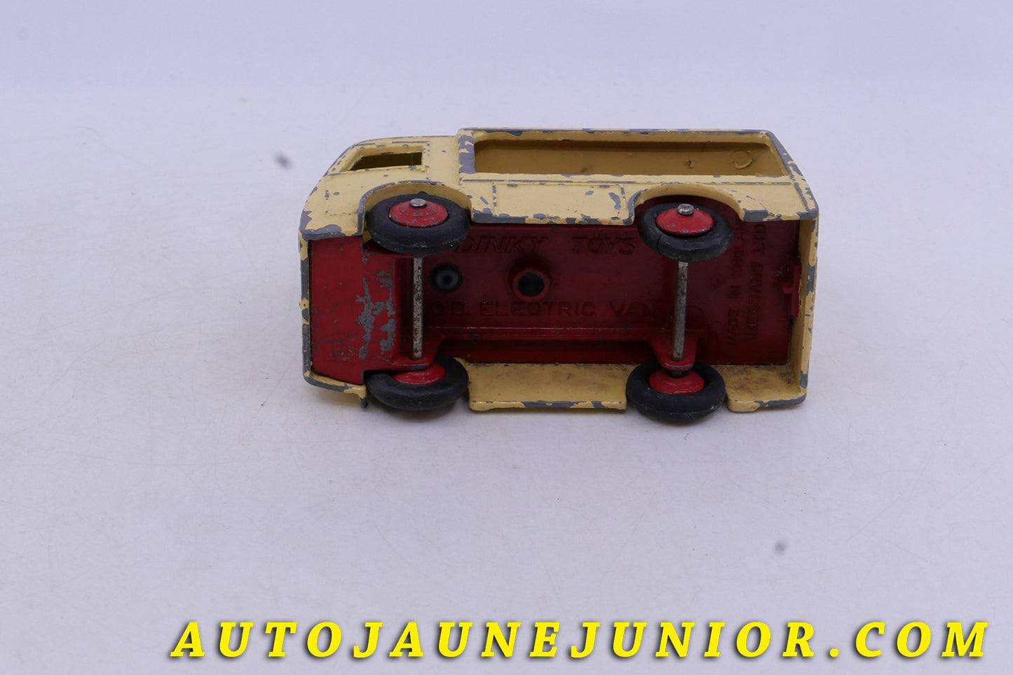 Le Dinky Toys Inconnu Walker-camionette éléectrique Express Dairy est en vente sur Auto Jaune Junior ! Découvrez nos collections de diecast Tekno, Politoys, Mebetoys, Mercury, Joal, Diapet, Märklin, TootsieToys.AutoJaune Junior ; Vous avez le même jouet ? Profitez de notre expertise pour vous accompagner dans la vente de vos modèles ou votre collection ! Nous achetons tous lots de miniatures ! Contactez nous !