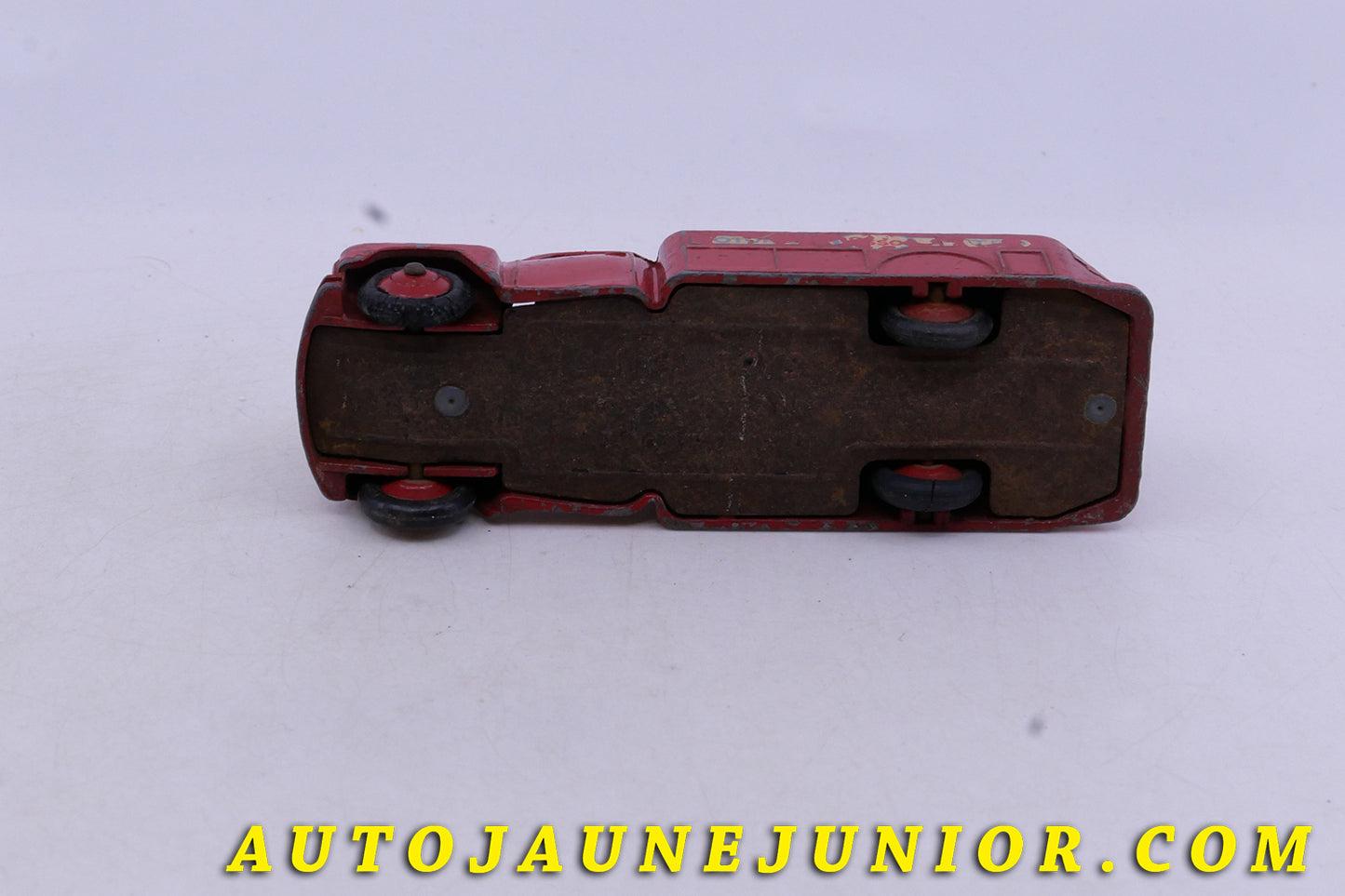 Le Dinky Toys Studebaker camion citerne Esso est en vente sur Auto Jaune Junior ! Découvrez nos collections de diecast Tekno, Politoys, Mebetoys, Mercury, Joal, Diapet, Märklin, TootsieToys.AutoJaune Junior ; Vous avez le même jouet ? Profitez de notre expertise pour vous accompagner dans la vente de vos modèles ou votre collection ! Nous achetons tous lots de miniatures ! Contactez nous !