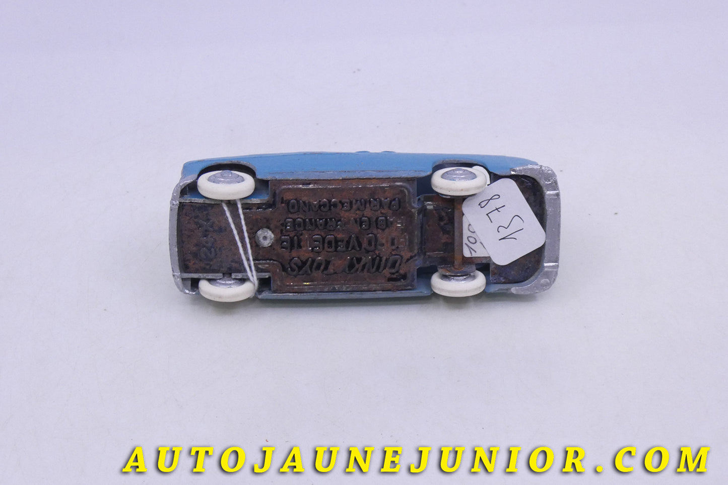 Le Dinky Toys Ford Vedette est en vente sur Auto Jaune Junior ! Découvrez nos collections de diecast Tekno, Politoys, Mebetoys, Mercury, Joal, Diapet, Märklin, TootsieToys.AutoJaune Junior ; Vous avez le même jouet ? Profitez de notre expertise pour vous accompagner dans la vente de vos modèles ou votre collection ! Nous achetons tous lots de miniatures ! Contactez nous !