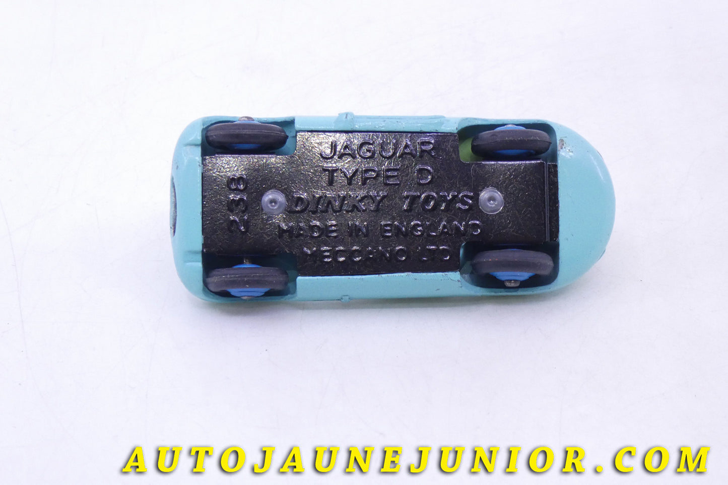 Le Dinky Toys Jaguar Type D (avec pilote blanc et volant zamac) est en vente sur Auto Jaune Junior ! Découvrez nos collections de diecast Tekno, Politoys, Mebetoys, Mercury, Joal, Diapet, Märklin, TootsieToys.AutoJaune Junior ; Vous avez le même jouet ? Profitez de notre expertise pour vous accompagner dans la vente de vos modèles ou votre collection ! Nous achetons tous lots de miniatures ! Contactez nous !
