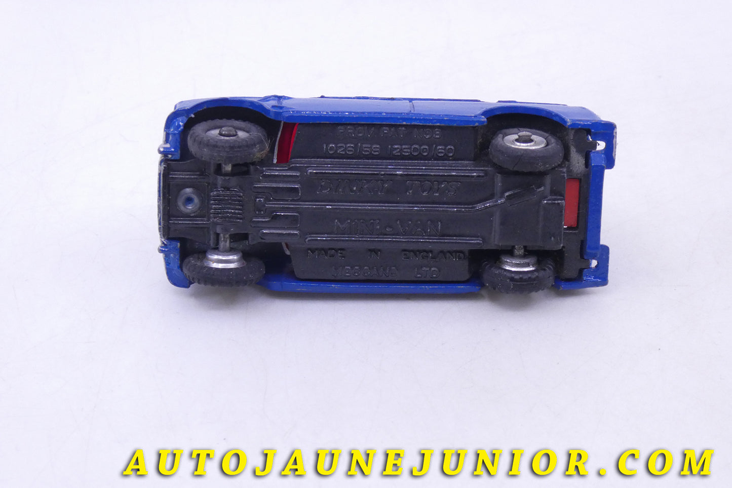 Le Dinky Toys Morris Mini Van RAC Break "Road Service) est en vente sur Auto Jaune Junior ! Découvrez nos collections de diecast Tekno, Politoys, Mebetoys, Mercury, Joal, Diapet, Märklin, TootsieToys.AutoJaune Junior ; Vous avez le même jouet ? Profitez de notre expertise pour vous accompagner dans la vente de vos modèles ou votre collection ! Nous achetons tous lots de miniatures ! Contactez nous !