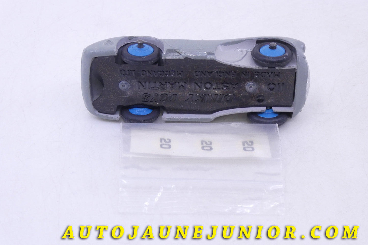 Le Dinky Toys Aston Martin DB3 compétition est en vente sur Auto Jaune Junior ! Découvrez nos collections de diecast Tekno, Politoys, Mebetoys, Mercury, Joal, Diapet, Märklin, TootsieToys.AutoJaune Junior ; Vous avez le même jouet ? Profitez de notre expertise pour vous accompagner dans la vente de vos modèles ou votre collection ! Nous achetons tous lots de miniatures ! Contactez nous !
