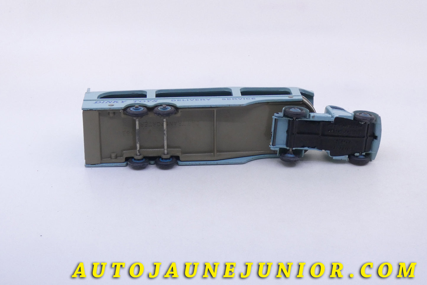 Le Dinky Toys Bedford O semi remorque porte autos - Version bleu clair "unis" (cabine et semi-remorque)….mais semi remorque bicolore est en vente sur Auto Jaune Junior ! Découvrez nos collections de diecast Tekno, Politoys, Mebetoys, Mercury, Joal, Diapet, Märklin, TootsieToys.AutoJaune Junior ; Vous avez le même jouet ? Profitez de notre expertise pour vous accompagner dans la vente de vos modèles ou votre collection ! Nous achetons tous lots de miniatures ! Contactez nous !