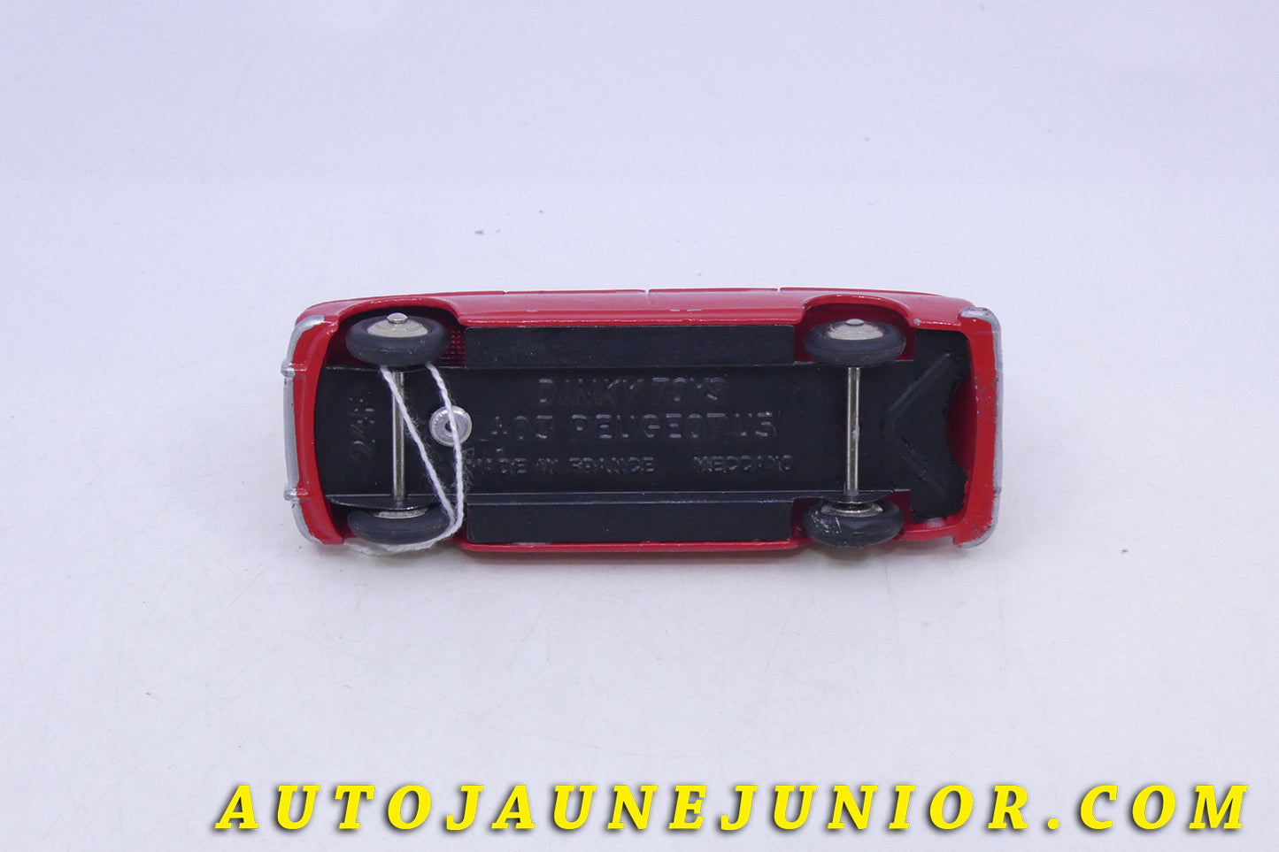Le Dinky Toys Peugeot 403 Break….Rouge ! est en vente sur Auto Jaune Junior ! Découvrez nos collections de diecast Tekno, Politoys, Mebetoys, Mercury, Joal, Diapet, Märklin, TootsieToys.AutoJaune Junior ; Vous avez le même jouet ? Profitez de notre expertise pour vous accompagner dans la vente de vos modèles ou votre collection ! Nous achetons tous lots de miniatures ! Contactez nous !