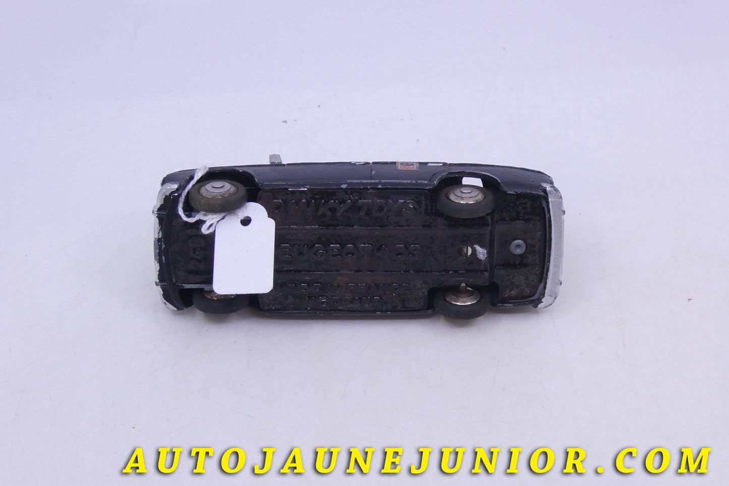 Le Dinky Toys Peugeot 403 Taxi G7 est en vente sur Auto Jaune Junior ! Découvrez nos collections de diecast Tekno, Politoys, Mebetoys, Mercury, Joal, Diapet, Märklin, TootsieToys.AutoJaune Junior ; Vous avez le même jouet ? Profitez de notre expertise pour vous accompagner dans la vente de vos modèles ou votre collection ! Nous achetons tous lots de miniatures ! Contactez nous !