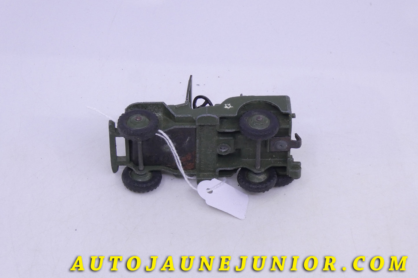 Le Dinky Toys Willys Jeep universal US army est en vente sur Auto Jaune Junior ! Découvrez nos collections de diecast Tekno, Politoys, Mebetoys, Mercury, Joal, Diapet, Märklin, TootsieToys.AutoJaune Junior ; Vous avez le même jouet ? Profitez de notre expertise pour vous accompagner dans la vente de vos modèles ou votre collection ! Nous achetons tous lots de miniatures ! Contactez nous !