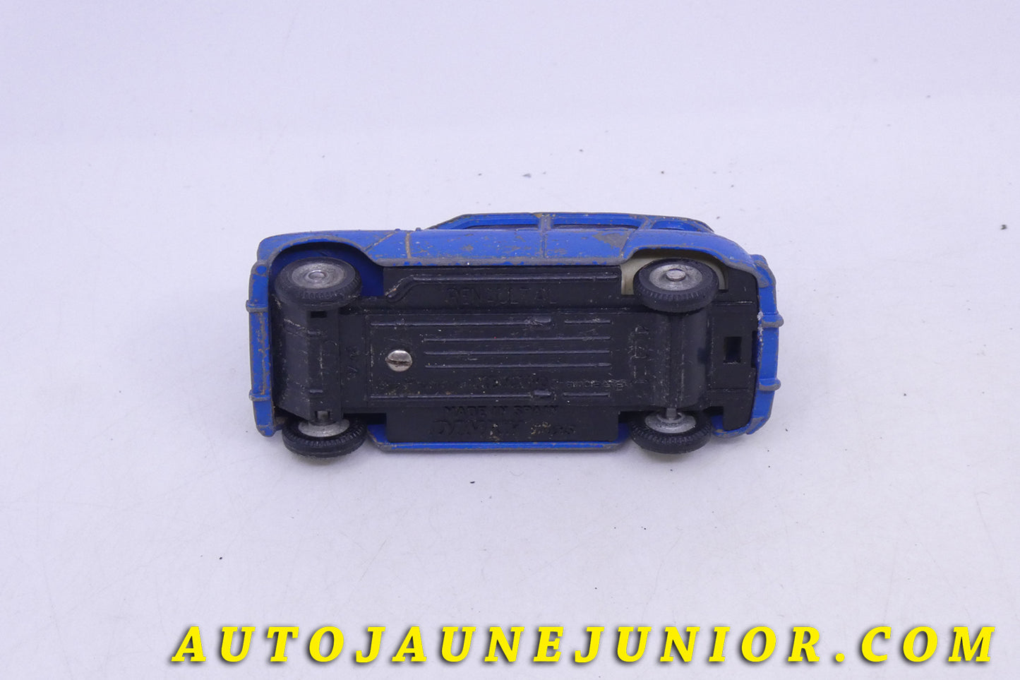 Le Dinky Toys Renault 4L est en vente sur Auto Jaune Junior ! Découvrez nos collections de diecast Tekno, Politoys, Mebetoys, Mercury, Joal, Diapet, Märklin, TootsieToys.AutoJaune Junior ; Vous avez le même jouet ? Profitez de notre expertise pour vous accompagner dans la vente de vos modèles ou votre collection ! Nous achetons tous lots de miniatures ! Contactez nous !
