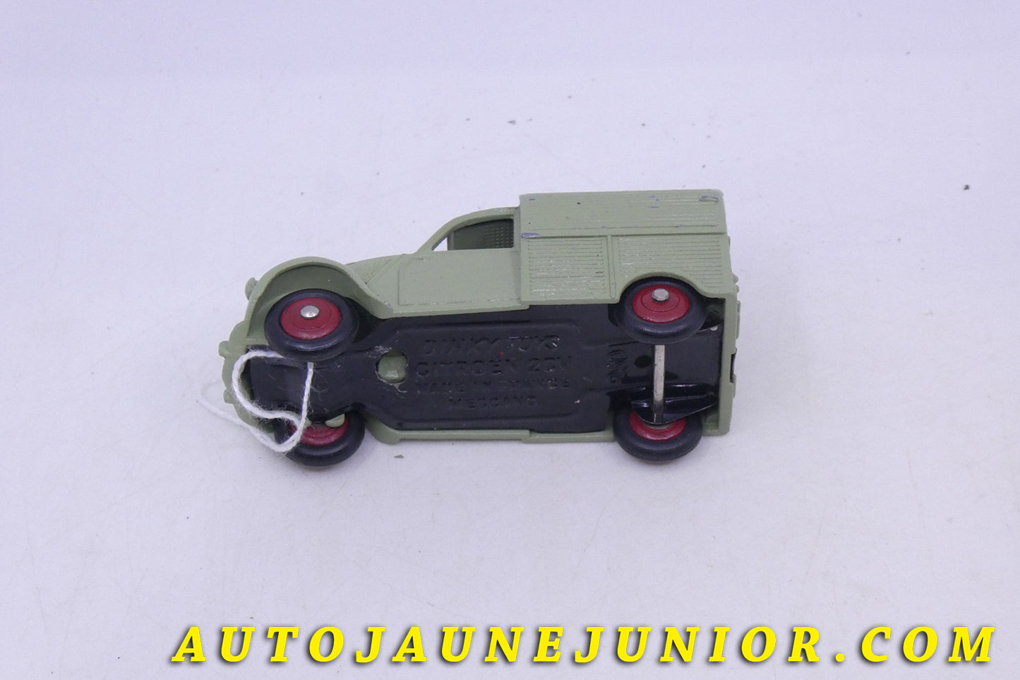 Le Dinky Toys Citroën 2Cv Fourgonette est en vente sur Auto Jaune Junior ! Découvrez nos collections de diecast Tekno, Politoys, Mebetoys, Mercury, Joal, Diapet, Märklin, TootsieToys.AutoJaune Junior ; Vous avez le même jouet ? Profitez de notre expertise pour vous accompagner dans la vente de vos modèles ou votre collection ! Nous achetons tous lots de miniatures ! Contactez nous !