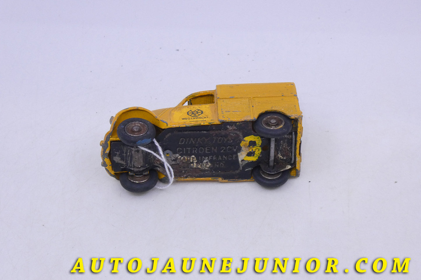 Le Dinky Toys Citroën 2Cv Fourgonette Wegenwacht est en vente sur Auto Jaune Junior ! Découvrez nos collections de diecast Tekno, Politoys, Mebetoys, Mercury, Joal, Diapet, Märklin, TootsieToys.AutoJaune Junior ; Vous avez le même jouet ? Profitez de notre expertise pour vous accompagner dans la vente de vos modèles ou votre collection ! Nous achetons tous lots de miniatures ! Contactez nous !