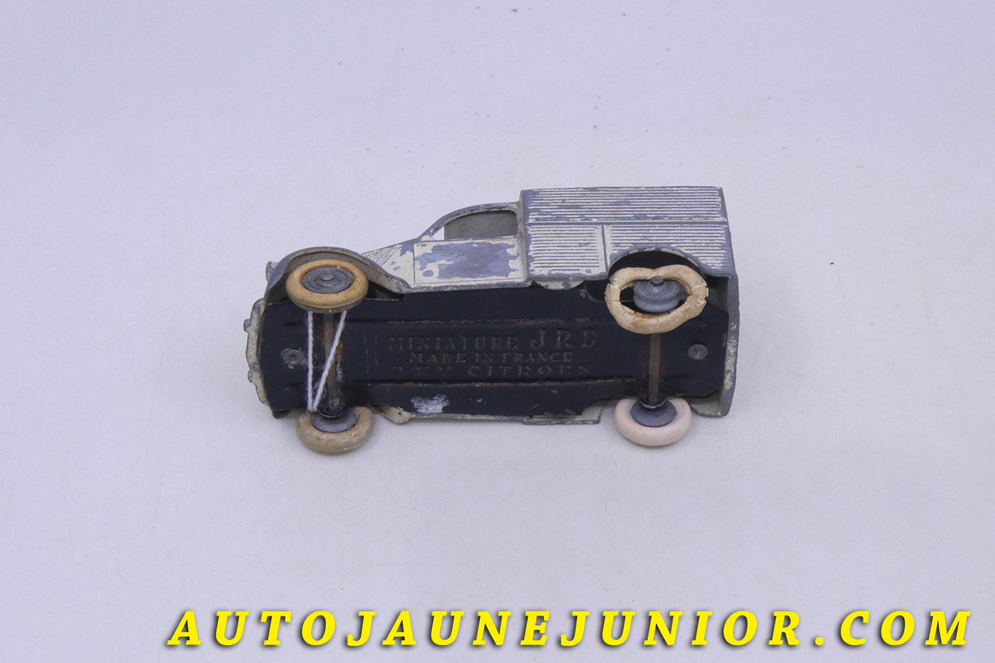 Le JRD Citroën 2cv'51 fourgonnette est en vente sur Auto Jaune Junior ! Découvrez nos collections de diecast Tekno, Politoys, Mebetoys, Mercury, Joal, Diapet, Märklin, TootsieToys.AutoJaune Junior ; Vous avez le même jouet ? Profitez de notre expertise pour vous accompagner dans la vente de vos modèles ou votre collection ! Nous achetons tous lots de miniatures ! Contactez nous !