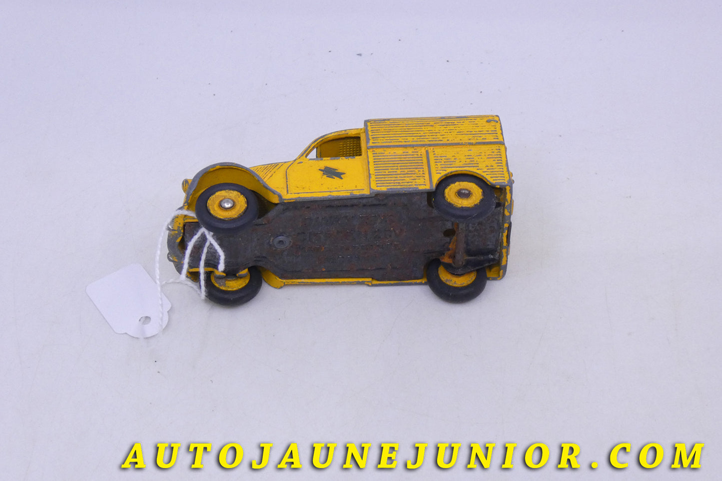 Le Dinky Toys Citroën 2Cv Fourgonette Laposte est en vente sur Auto Jaune Junior ! Découvrez nos collections de diecast Tekno, Politoys, Mebetoys, Mercury, Joal, Diapet, Märklin, TootsieToys.AutoJaune Junior ; Vous avez le même jouet ? Profitez de notre expertise pour vous accompagner dans la vente de vos modèles ou votre collection ! Nous achetons tous lots de miniatures ! Contactez nous !