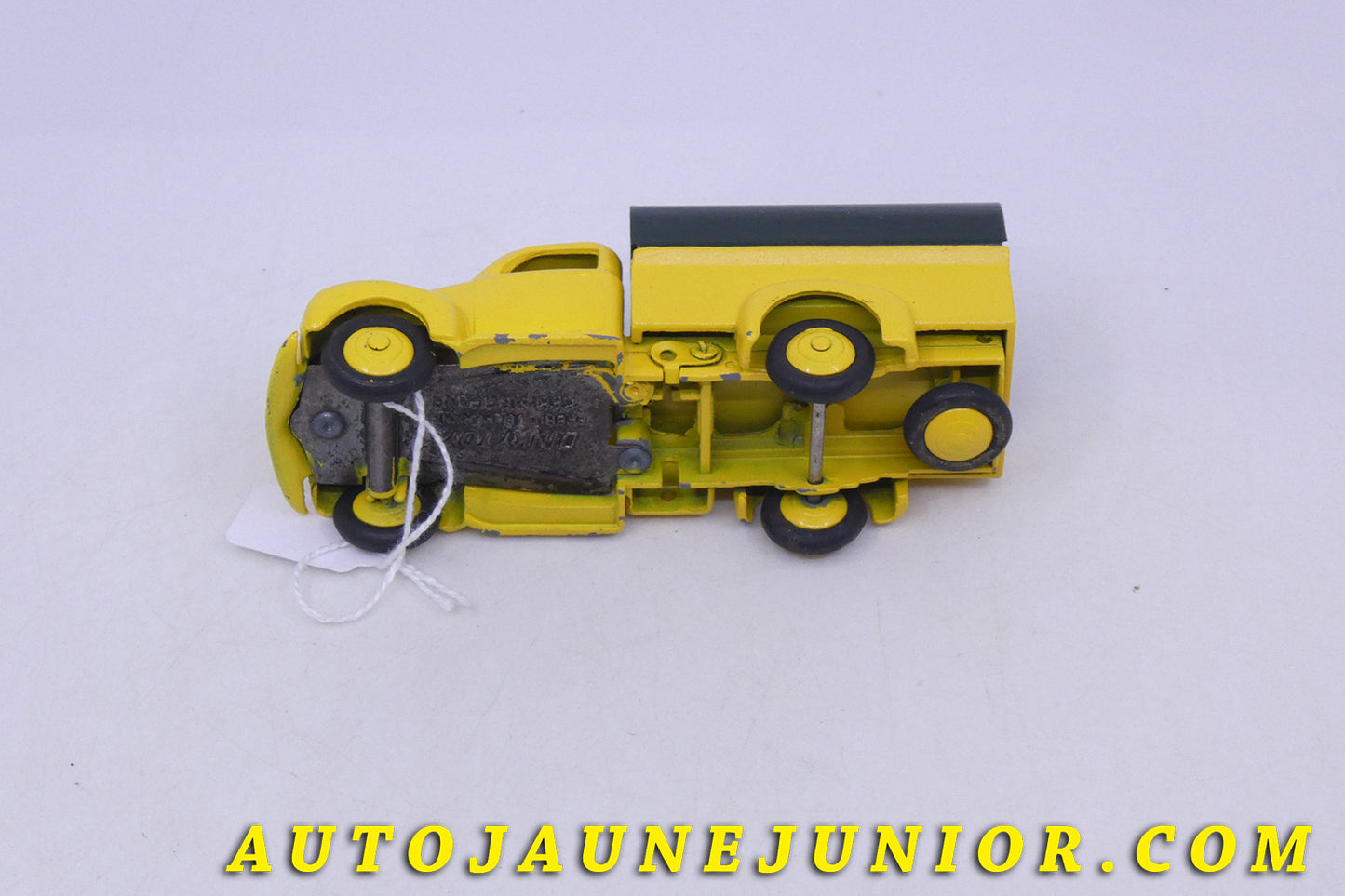 Le Dinky Toys Studebaker Camion Pick-Up a pneus Type 3 est en vente sur Auto Jaune Junior ! Découvrez nos collections de diecast Tekno, Politoys, Mebetoys, Mercury, Joal, Diapet, Märklin, TootsieToys.AutoJaune Junior ; Vous avez le même jouet ? Profitez de notre expertise pour vous accompagner dans la vente de vos modèles ou votre collection ! Nous achetons tous lots de miniatures ! Contactez nous !