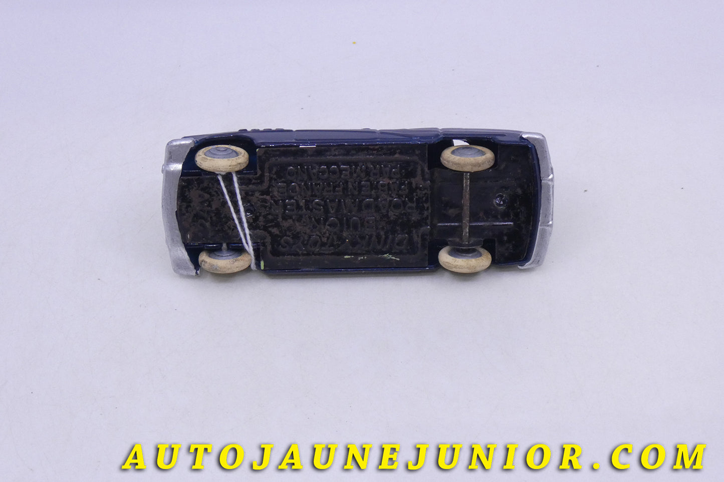 Le Dinky Toys Buick Roadmaster est en vente sur Auto Jaune Junior ! Découvrez nos collections de diecast Tekno, Politoys, Mebetoys, Mercury, Joal, Diapet, Märklin, TootsieToys.AutoJaune Junior ; Vous avez le même jouet ? Profitez de notre expertise pour vous accompagner dans la vente de vos modèles ou votre collection ! Nous achetons tous lots de miniatures ! Contactez nous !