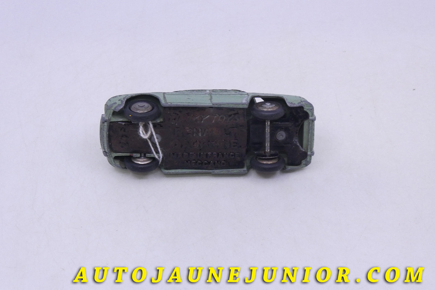 Le Dinky Toys Renault Dauphine est en vente sur Auto Jaune Junior ! Découvrez nos collections de diecast Tekno, Politoys, Mebetoys, Mercury, Joal, Diapet, Märklin, TootsieToys.AutoJaune Junior ; Vous avez le même jouet ? Profitez de notre expertise pour vous accompagner dans la vente de vos modèles ou votre collection ! Nous achetons tous lots de miniatures ! Contactez nous !