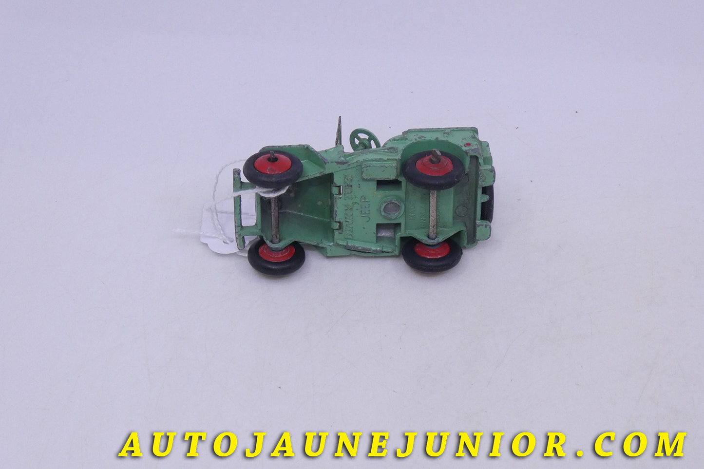 Le Dinky Toys Willys Jeep Civile (avec jantes de couleur) est en vente sur Auto Jaune Junior ! Découvrez nos collections de diecast Tekno, Politoys, Mebetoys, Mercury, Joal, Diapet, Märklin, TootsieToys.AutoJaune Junior ; Vous avez le même jouet ? Profitez de notre expertise pour vous accompagner dans la vente de vos modèles ou votre collection ! Nous achetons tous lots de miniatures ! Contactez nous !