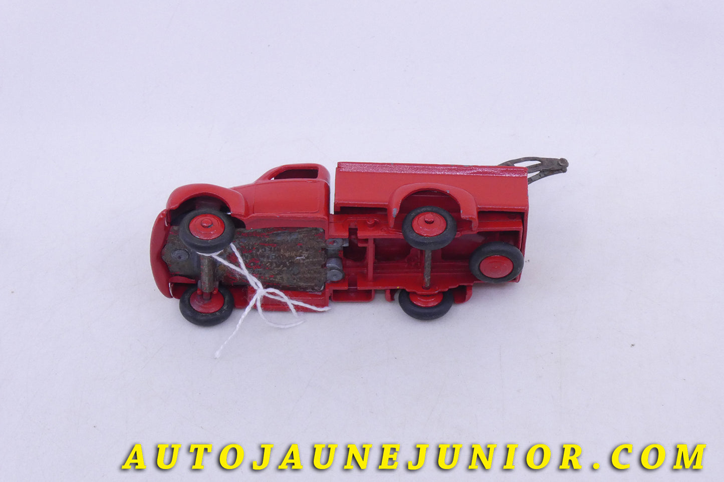 Le Dinky Toys Studebaker Camion dépanneuse type 2 est en vente sur Auto Jaune Junior ! Découvrez nos collections de diecast Tekno, Politoys, Mebetoys, Mercury, Joal, Diapet, Märklin, TootsieToys.AutoJaune Junior ; Vous avez le même jouet ? Profitez de notre expertise pour vous accompagner dans la vente de vos modèles ou votre collection ! Nous achetons tous lots de miniatures ! Contactez nous !