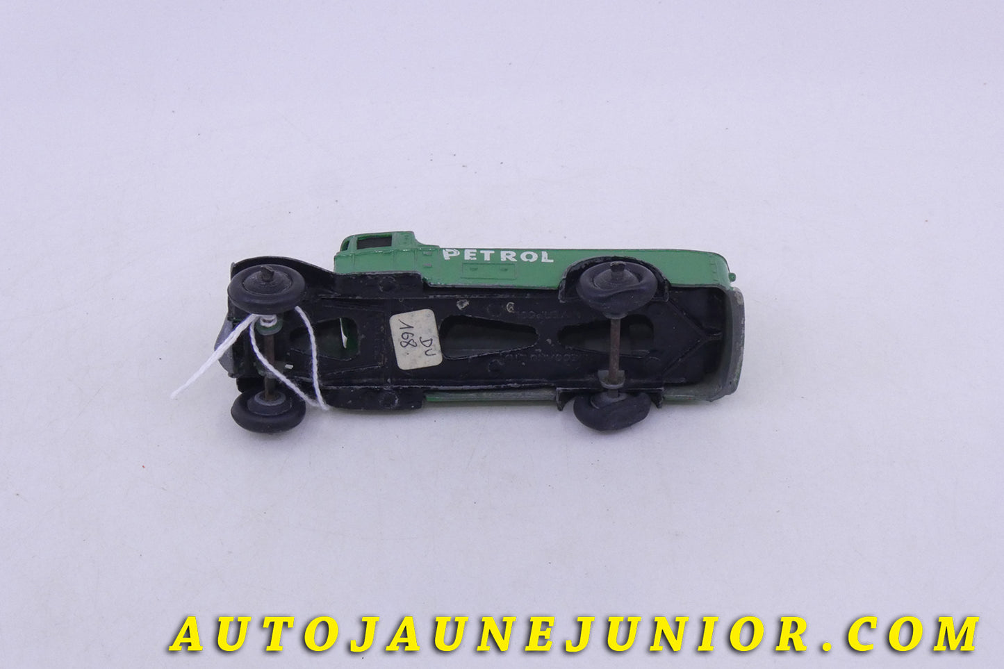 Le Dinky Toys Camion Camion Citerne Petrol Type 2 est en vente sur Auto Jaune Junior ! Découvrez nos collections de diecast Tekno, Politoys, Mebetoys, Mercury, Joal, Diapet, Märklin, TootsieToys.AutoJaune Junior ; Vous avez le même jouet ? Profitez de notre expertise pour vous accompagner dans la vente de vos modèles ou votre collection ! Nous achetons tous lots de miniatures ! Contactez nous !