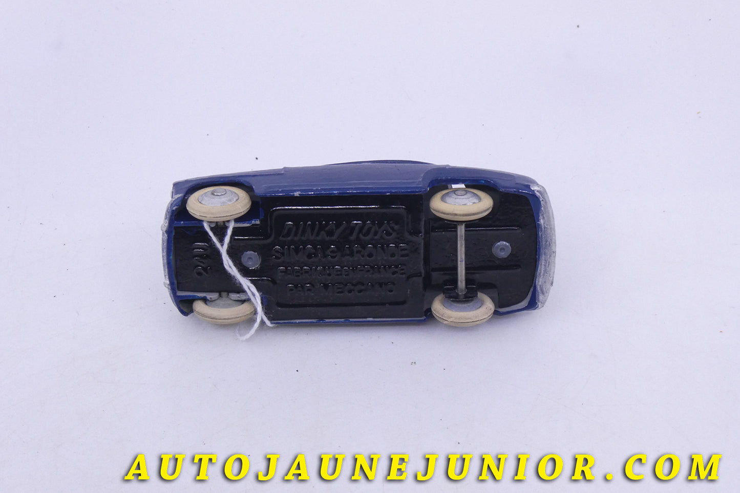 Le Dinky Toys Simca Aronde 9 est en vente sur Auto Jaune Junior ! Découvrez nos collections de diecast Tekno, Politoys, Mebetoys, Mercury, Joal, Diapet, Märklin, TootsieToys.AutoJaune Junior ; Vous avez le même jouet ? Profitez de notre expertise pour vous accompagner dans la vente de vos modèles ou votre collection ! Nous achetons tous lots de miniatures ! Contactez nous !