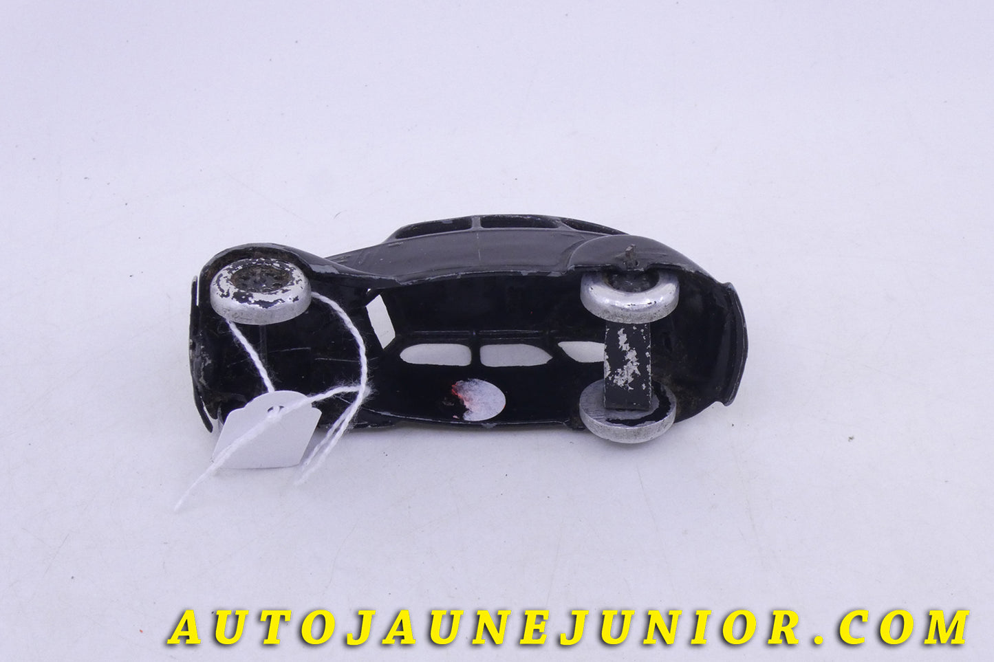 Le Dinky Toys Peugeot 402 Type 1 est en vente sur Auto Jaune Junior ! Découvrez nos collections de diecast Tekno, Politoys, Mebetoys, Mercury, Joal, Diapet, Märklin, TootsieToys.AutoJaune Junior ; Vous avez le même jouet ? Profitez de notre expertise pour vous accompagner dans la vente de vos modèles ou votre collection ! Nous achetons tous lots de miniatures ! Contactez nous !