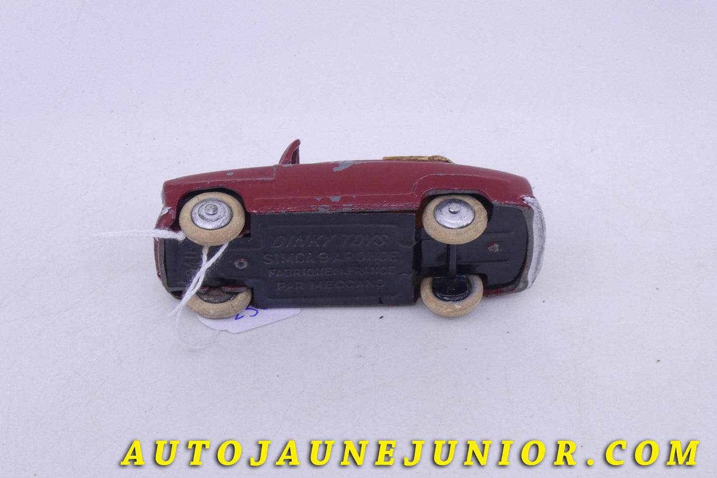 Le Dinky Toys Simca Aronde Cabriolet ! est en vente sur Auto Jaune Junior ! Découvrez nos collections de diecast Tekno, Politoys, Mebetoys, Mercury, Joal, Diapet, Märklin, TootsieToys.AutoJaune Junior ; Vous avez le même jouet ? Profitez de notre expertise pour vous accompagner dans la vente de vos modèles ou votre collection ! Nous achetons tous lots de miniatures ! Contactez nous !