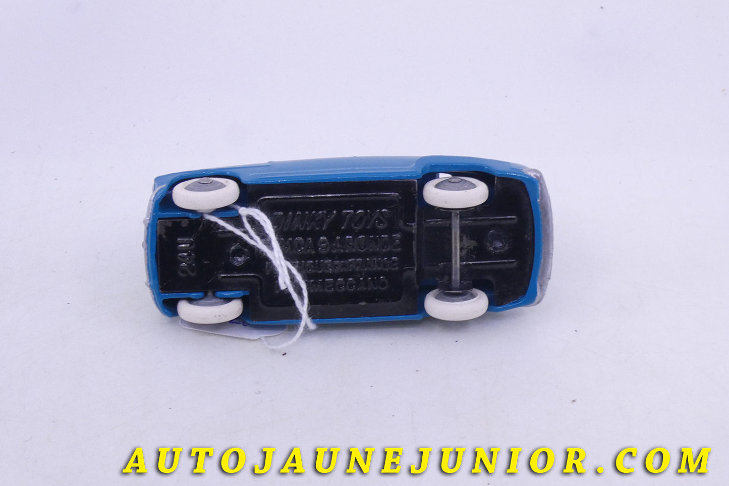 Le Dinky Toys Simca Aronde 9 est en vente sur Auto Jaune Junior ! Découvrez nos collections de diecast Tekno, Politoys, Mebetoys, Mercury, Joal, Diapet, Märklin, TootsieToys.AutoJaune Junior ; Vous avez le même jouet ? Profitez de notre expertise pour vous accompagner dans la vente de vos modèles ou votre collection ! Nous achetons tous lots de miniatures ! Contactez nous !