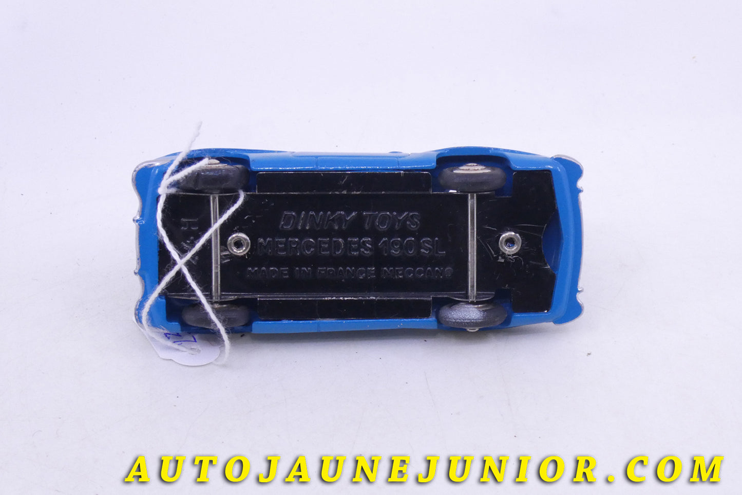 Le Dinky Toys Mercedes 190 SL est en vente sur Auto Jaune Junior ! Découvrez nos collections de diecast Tekno, Politoys, Mebetoys, Mercury, Joal, Diapet, Märklin, TootsieToys.AutoJaune Junior ; Vous avez le même jouet ? Profitez de notre expertise pour vous accompagner dans la vente de vos modèles ou votre collection ! Nous achetons tous lots de miniatures ! Contactez nous !