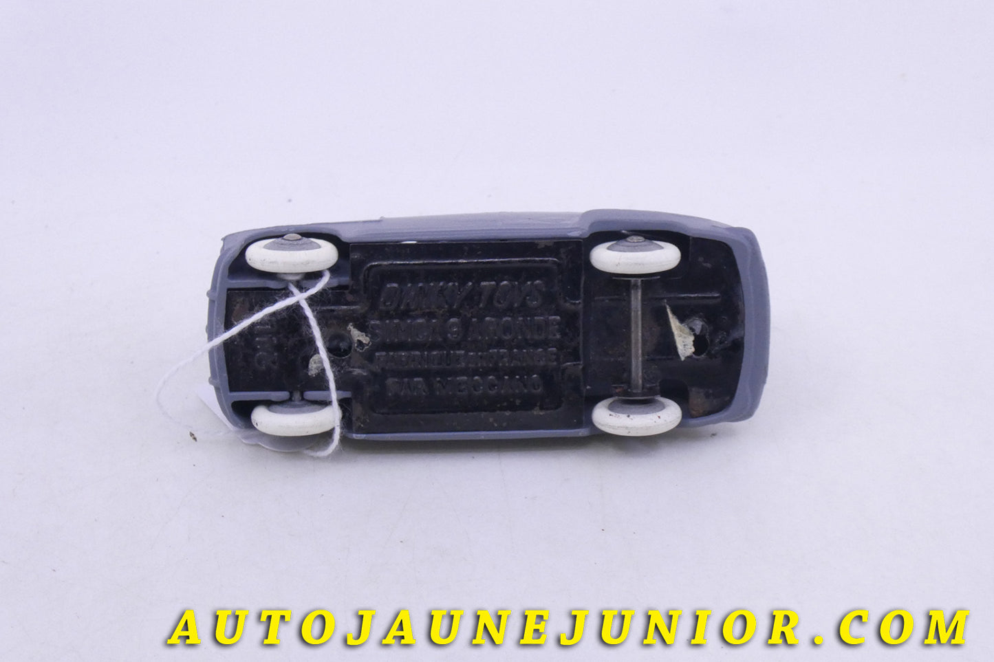 Le Dinky Toys Simca Aronde 9 est en vente sur Auto Jaune Junior ! Découvrez nos collections de diecast Tekno, Politoys, Mebetoys, Mercury, Joal, Diapet, Märklin, TootsieToys.AutoJaune Junior ; Vous avez le même jouet ? Profitez de notre expertise pour vous accompagner dans la vente de vos modèles ou votre collection ! Nous achetons tous lots de miniatures ! Contactez nous !