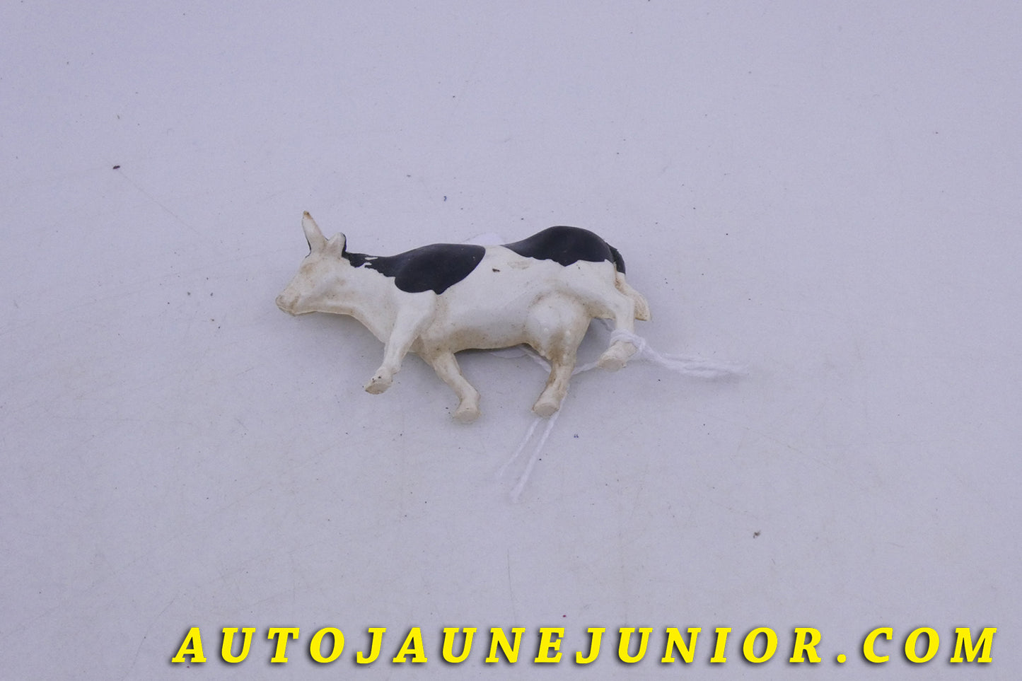 Le Dinky Toys Aucun Vache est en vente sur Auto Jaune Junior ! Découvrez nos collections de diecast Tekno, Politoys, Mebetoys, Mercury, Joal, Diapet, Märklin, TootsieToys.AutoJaune Junior ; Vous avez le même jouet ? Profitez de notre expertise pour vous accompagner dans la vente de vos modèles ou votre collection ! Nous achetons tous lots de miniatures ! Contactez nous !