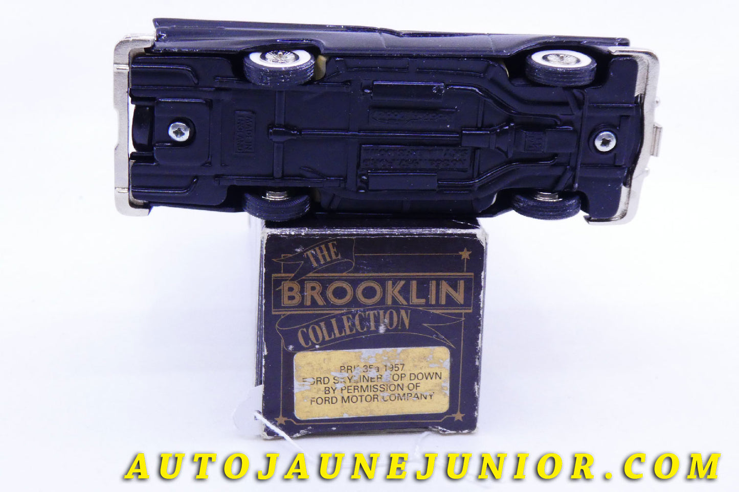 Le #2411 - Brooklin - Ford - Skyliner Top Down - 1957 est en vente sur Auto Jaune Junior ! Tekno, Politoys, Mebetoys, Mercury, Joal, Diapet, Märklin, TootsieToys.Vous avez le même jouet ? Profitez de notre expertise pour vous accompagner dans la vente de vos modèles ou votre collection ! Nous achetons tous lots de miniatures ! Contactez nous ! contact@autojaunejunior.com.