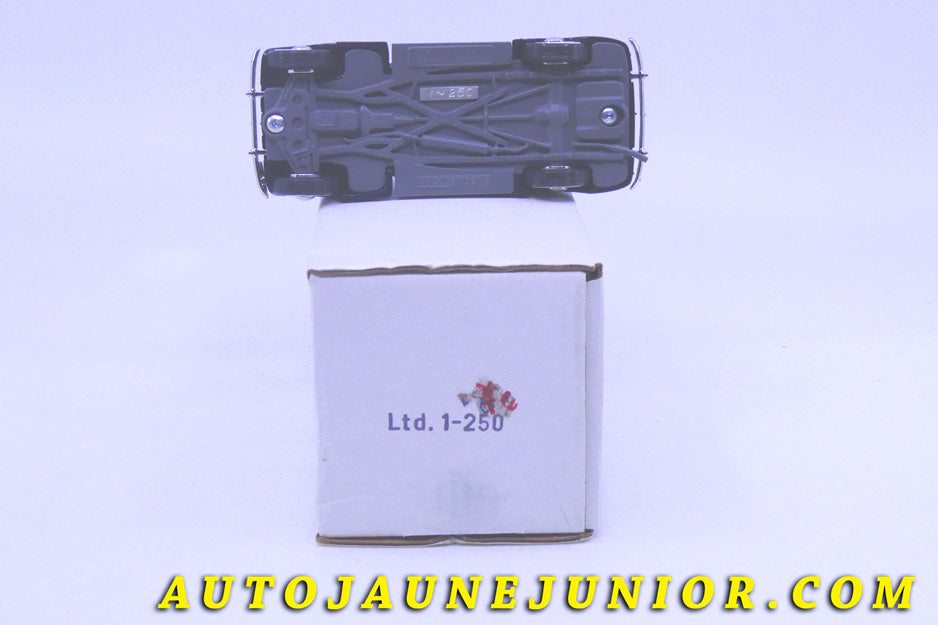Le #2436 - Durham Classics - Oldsmobile - L38- 4 Doors Sedan Blue "1938" est en vente sur Auto Jaune Junior ! Tekno, Politoys, Mebetoys, Mercury, Joal, Diapet, Märklin, TootsieToys.Vous avez le même jouet ? Profitez de notre expertise pour vous accompagner dans la vente de vos modèles ou votre collection ! Nous achetons tous lots de miniatures ! Contactez nous ! contact@autojaunejunior.com.