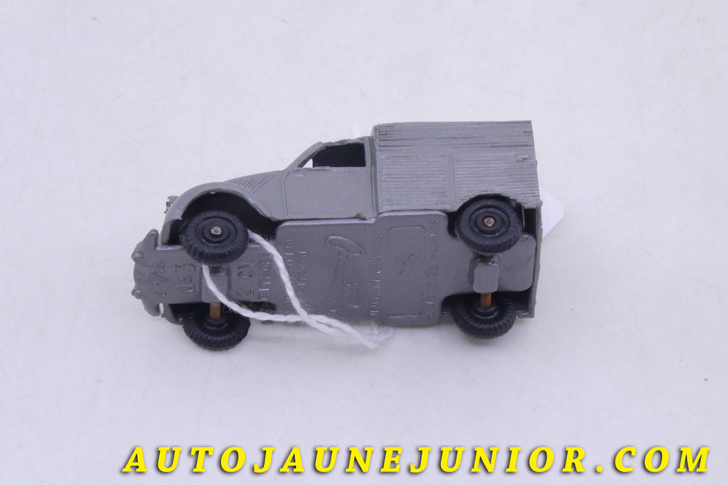 Le Clé Citroën 2Cv Van est en vente sur Auto Jaune Junior ! Découvrez nos collections de diecast Tekno, Politoys, Mebetoys, Mercury, Joal, Diapet, Märklin, TootsieToys.AutoJaune Junior ; Vous avez le même jouet ? Profitez de notre expertise pour vous accompagner dans la vente de vos modèles ou votre collection ! Nous achetons tous lots de miniatures ! Contactez nous !