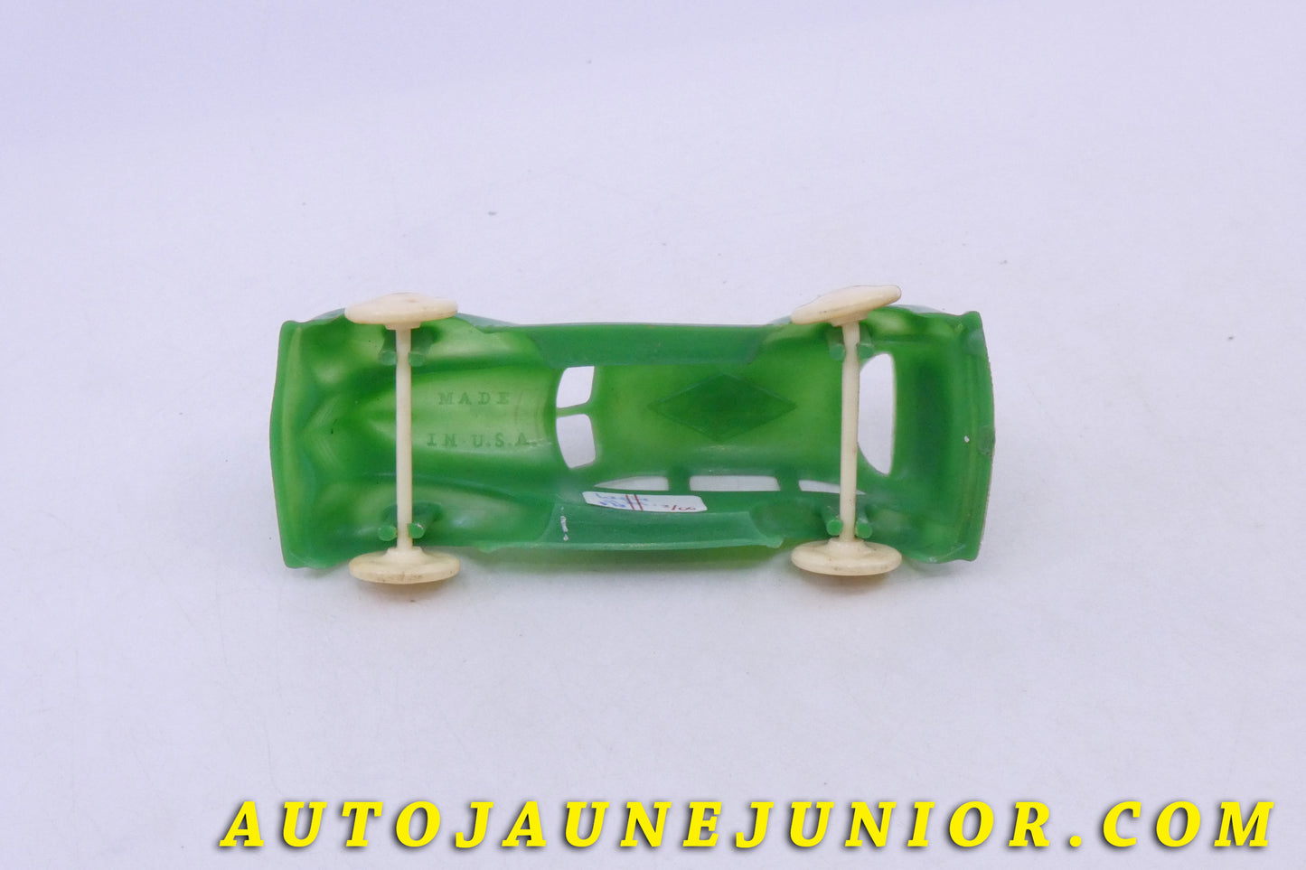 Le Lapin Studebaker berline '39 est en vente sur Auto Jaune Junior ! Découvrez nos collections de diecast Tekno, Politoys, Mebetoys, Mercury, Joal, Diapet, Märklin, TootsieToys.AutoJaune Junior ; Vous avez le même jouet ? Profitez de notre expertise pour vous accompagner dans la vente de vos modèles ou votre collection ! Nous achetons tous lots de miniatures ! Contactez nous !