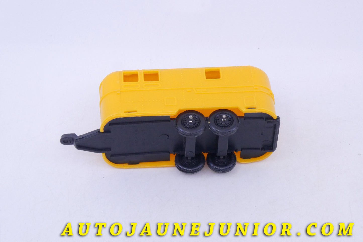 Le USA Caravane Caravane double essieus est en vente sur Auto Jaune Junior ! Découvrez nos collections de diecast Tekno, Politoys, Mebetoys, Mercury, Joal, Diapet, Märklin, TootsieToys.AutoJaune Junior ; Vous avez le même jouet ? Profitez de notre expertise pour vous accompagner dans la vente de vos modèles ou votre collection ! Nous achetons tous lots de miniatures ! Contactez nous !