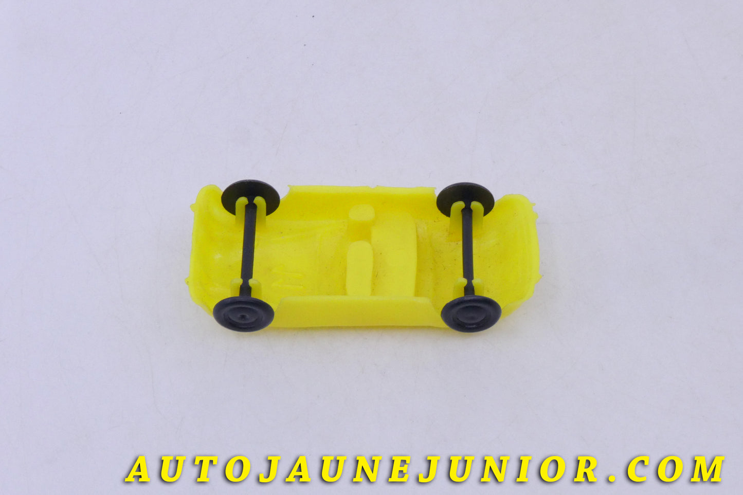 Le USA Jaguar XK 120 est en vente sur Auto Jaune Junior ! Découvrez nos collections de diecast Tekno, Politoys, Mebetoys, Mercury, Joal, Diapet, Märklin, TootsieToys.AutoJaune Junior ; Vous avez le même jouet ? Profitez de notre expertise pour vous accompagner dans la vente de vos modèles ou votre collection ! Nous achetons tous lots de miniatures ! Contactez nous !