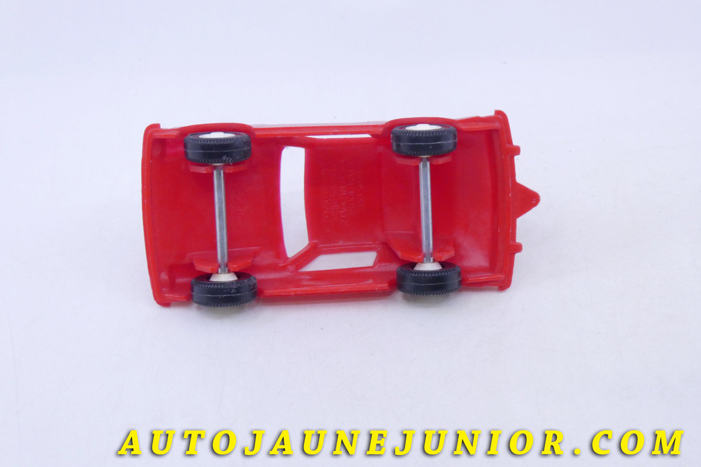 Le Strombecker Porsche 911 Targa est en vente sur Auto Jaune Junior ! Découvrez nos collections de diecast Tekno, Politoys, Mebetoys, Mercury, Joal, Diapet, Märklin, TootsieToys.AutoJaune Junior ; Vous avez le même jouet ? Profitez de notre expertise pour vous accompagner dans la vente de vos modèles ou votre collection ! Nous achetons tous lots de miniatures ! Contactez nous !