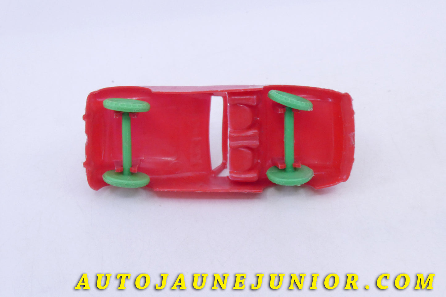 Le banner Austin Healey 100 cabriolet est en vente sur Auto Jaune Junior ! Découvrez nos collections de diecast Tekno, Politoys, Mebetoys, Mercury, Joal, Diapet, Märklin, TootsieToys.AutoJaune Junior ; Vous avez le même jouet ? Profitez de notre expertise pour vous accompagner dans la vente de vos modèles ou votre collection ! Nous achetons tous lots de miniatures ! Contactez nous !