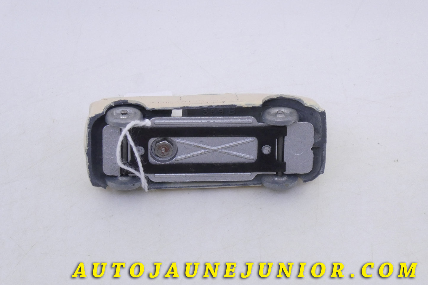 Le Solido Ford Vedette coupé est en vente sur Auto Jaune Junior ! Découvrez nos collections de diecast Tekno, Politoys, Mebetoys, Mercury, Joal, Diapet, Märklin, TootsieToys.AutoJaune Junior ; Vous avez le même jouet ? Profitez de notre expertise pour vous accompagner dans la vente de vos modèles ou votre collection ! Nous achetons tous lots de miniatures ! Contactez nous !