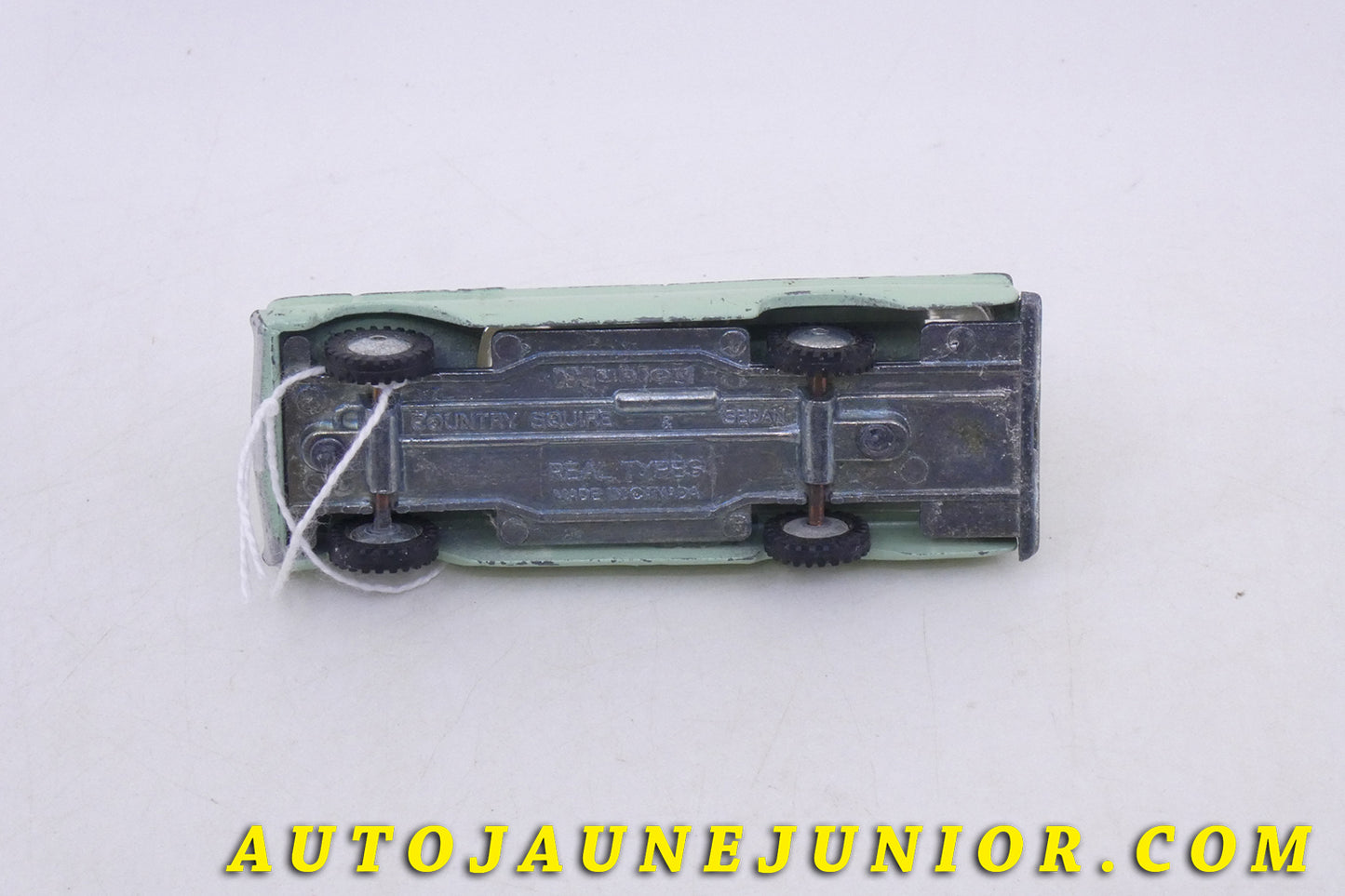 Le Hubley Ford Country squire break tôlé Buy Real type est en vente sur Auto Jaune Junior ! Découvrez nos collections de diecast Tekno, Politoys, Mebetoys, Mercury, Joal, Diapet, Märklin, TootsieToys.AutoJaune Junior ; Vous avez le même jouet ? Profitez de notre expertise pour vous accompagner dans la vente de vos modèles ou votre collection ! Nous achetons tous lots de miniatures ! Contactez nous !