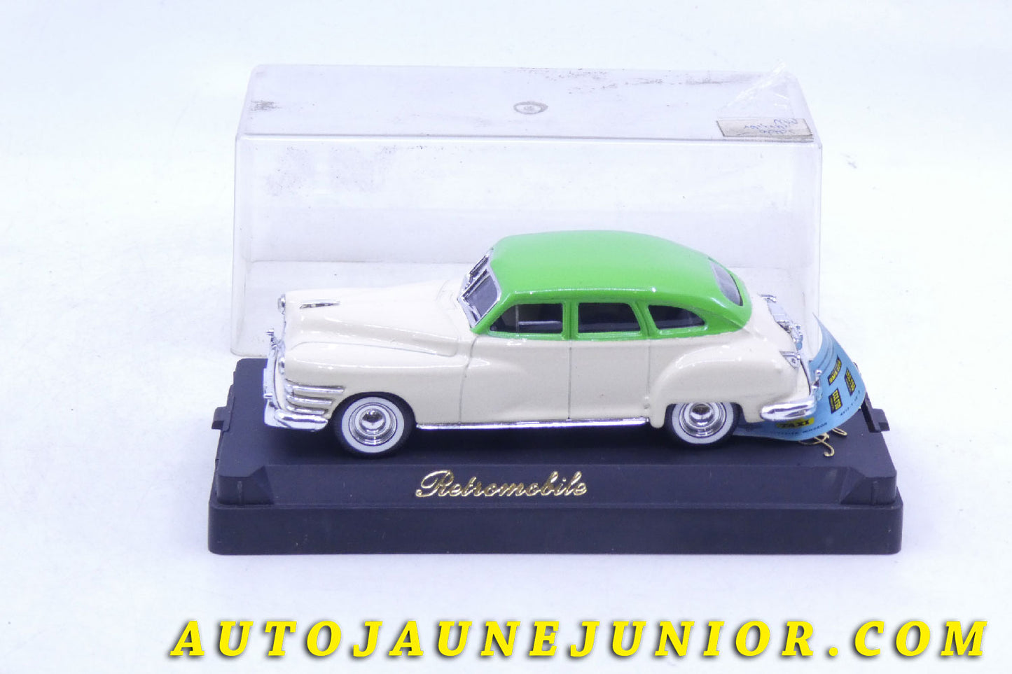 Le #2815 - Solido - Chrysler - Windsor (Edition spéciale bicolore Rétromobile) est en vente sur Auto Jaune Junior ! Tekno, Politoys, Mebetoys, Mercury, Joal, Diapet, Märklin, TootsieToys.Vous avez le même jouet ? Profitez de notre expertise pour vous accompagner dans la vente de vos modèles ou votre collection ! Nous achetons tous lots de miniatures ! Contactez nous ! contact@autojaunejunior.com.