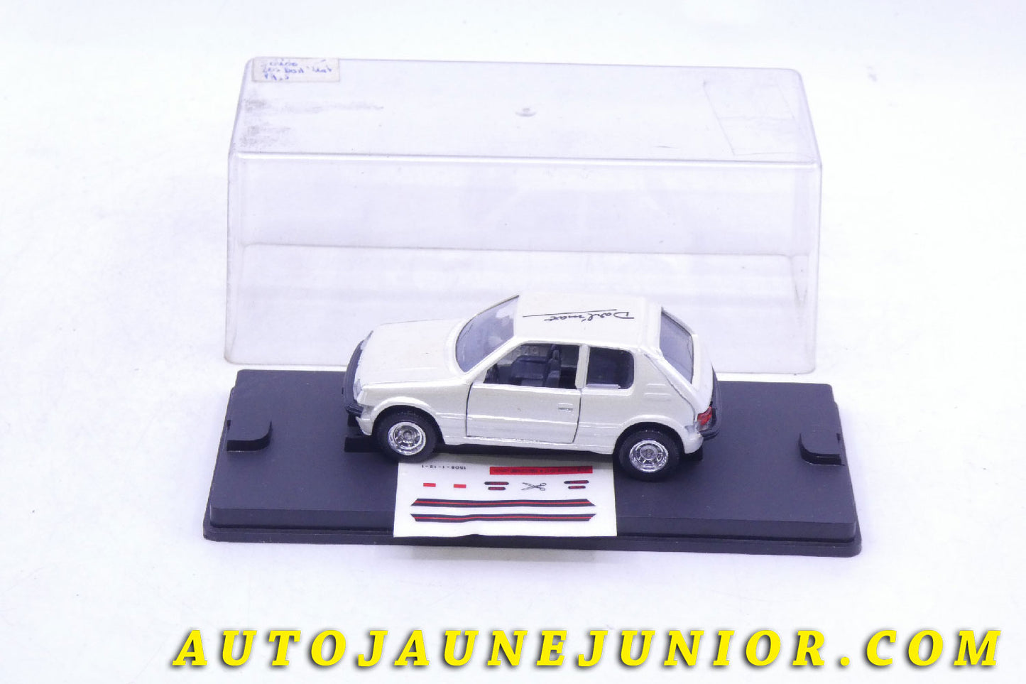 Le #2817 - Solido - Studebaker - Coupé 1957 est en vente sur Auto Jaune Junior ! Tekno, Politoys, Mebetoys, Mercury, Joal, Diapet, Märklin, TootsieToys.Vous avez le même jouet ? Profitez de notre expertise pour vous accompagner dans la vente de vos modèles ou votre collection ! Nous achetons tous lots de miniatures ! Contactez nous ! contact@autojaunejunior.com.