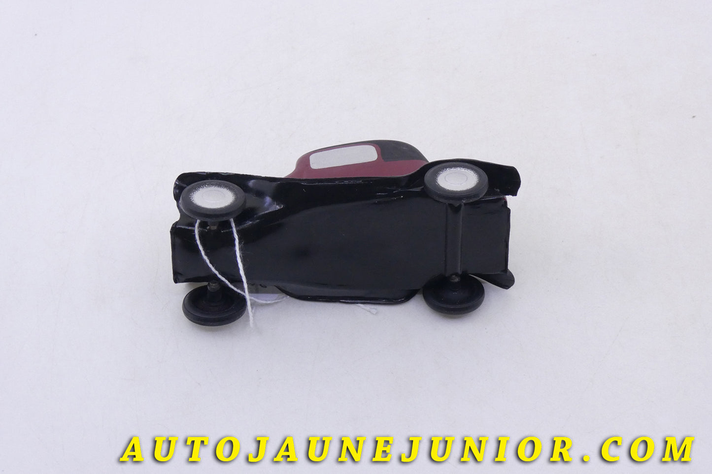 Le Cellulo Citroën Rosalie coupé est en vente sur Auto Jaune Junior ! Découvrez nos collections de diecast Tekno, Politoys, Mebetoys, Mercury, Joal, Diapet, Märklin, TootsieToys.AutoJaune Junior ; Vous avez le même jouet ? Profitez de notre expertise pour vous accompagner dans la vente de vos modèles ou votre collection ! Nous achetons tous lots de miniatures ! Contactez nous !