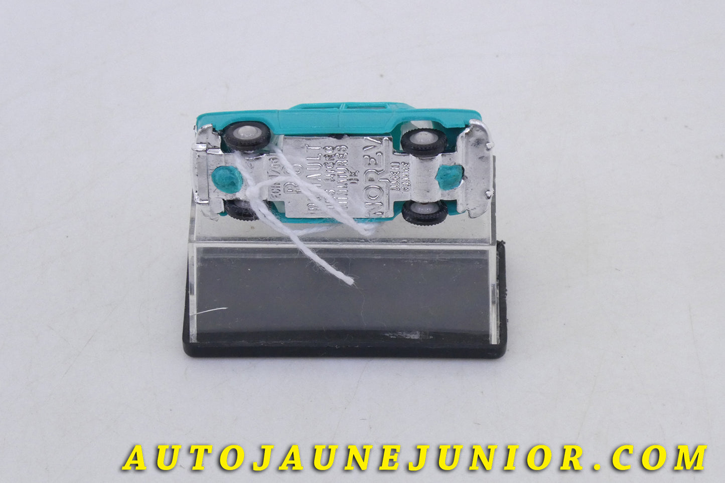 Le Norev Renault R8 Berline est en vente sur Auto Jaune Junior ! Découvrez nos collections de diecast Tekno, Politoys, Mebetoys, Mercury, Joal, Diapet, Märklin, TootsieToys.AutoJaune Junior ; Vous avez le même jouet ? Profitez de notre expertise pour vous accompagner dans la vente de vos modèles ou votre collection ! Nous achetons tous lots de miniatures ! Contactez nous !