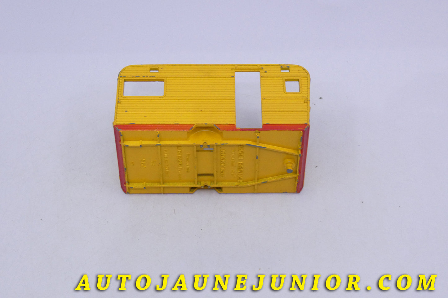 Le Dinky Toys Peugeot CaravaneCaravelair "Armagnac 420" Pinder 404 est en vente sur Auto Jaune Junior ! Découvrez nos collections de diecast Tekno, Politoys, Mebetoys, Mercury, Joal, Diapet, Märklin, TootsieToys.AutoJaune Junior ; Vous avez le même jouet ? Profitez de notre expertise pour vous accompagner dans la vente de vos modèles ou votre collection ! Nous achetons tous lots de miniatures ! Contactez nous !
