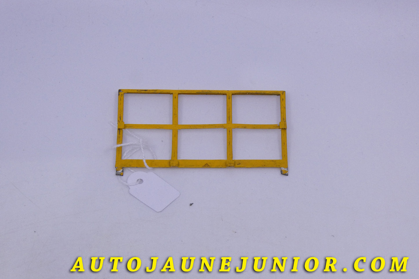 Le Dinky Toys Simca Support de microitier est en vente sur Auto Jaune Junior ! Découvrez nos collections de diecast Tekno, Politoys, Mebetoys, Mercury, Joal, Diapet, Märklin, TootsieToys.AutoJaune Junior ; Vous avez le même jouet ? Profitez de notre expertise pour vous accompagner dans la vente de vos modèles ou votre collection ! Nous achetons tous lots de miniatures ! Contactez nous !