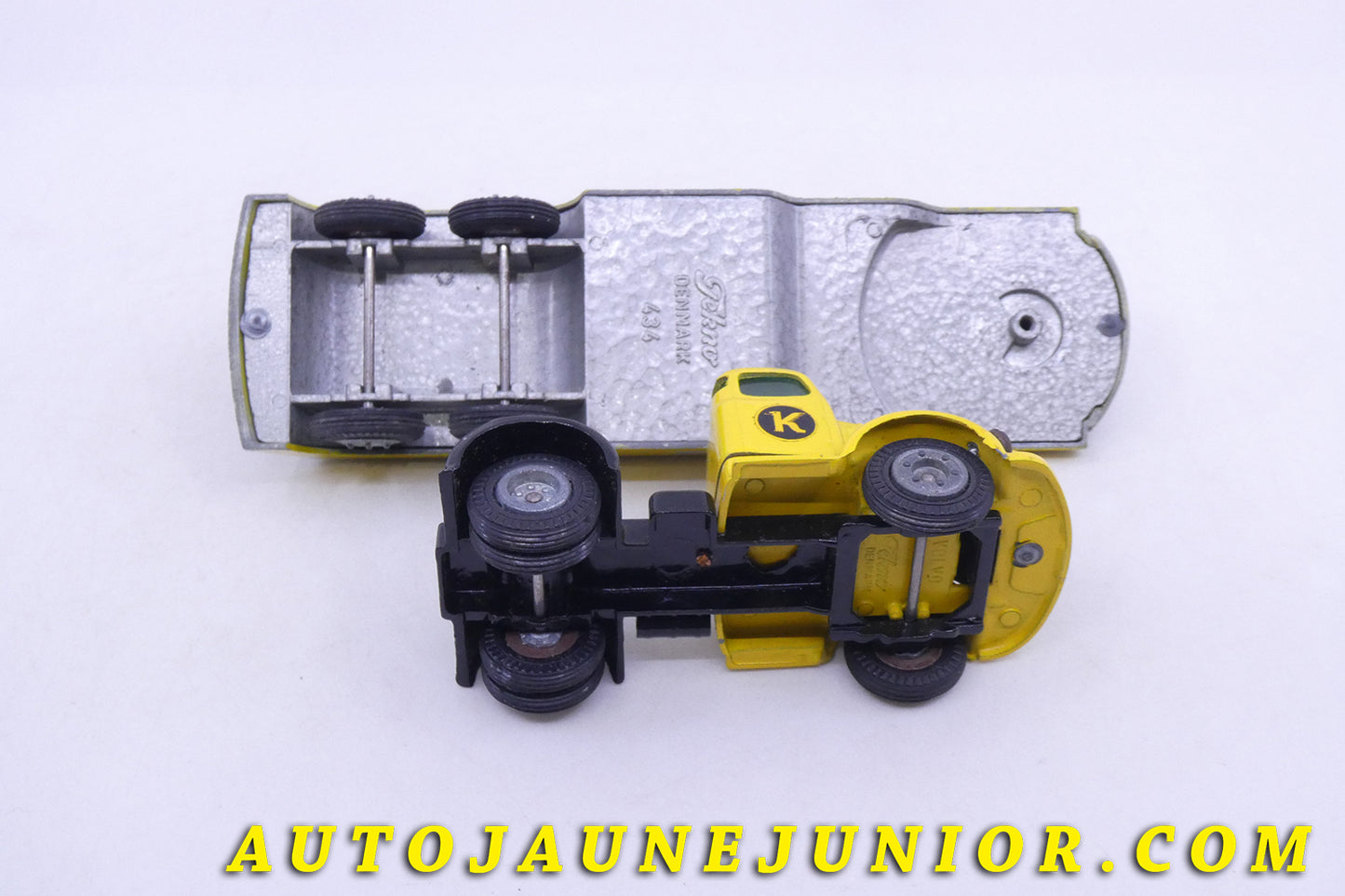 Le Tekno Volvo N88 semi citerne "Koppartrans" est en vente sur Auto Jaune Junior ! Découvrez nos collections de diecast Tekno, Politoys, Mebetoys, Mercury, Joal, Diapet, Märklin, TootsieToys.AutoJaune Junior ; Vous avez le même jouet ? Profitez de notre expertise pour vous accompagner dans la vente de vos modèles ou votre collection ! Nous achetons tous lots de miniatures ! Contactez nous !