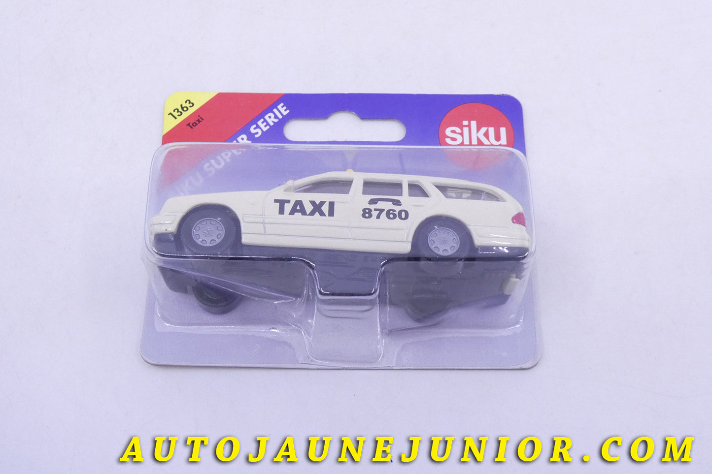 Le Siku Mercedes E 290 T break"taxi 8760" est en vente sur Auto Jaune Junior ! Découvrez nos collections de diecast Tekno, Politoys, Mebetoys, Mercury, Joal, Diapet, Märklin, TootsieToys.AutoJaune Junior ; Vous avez le même jouet ? Profitez de notre expertise pour vous accompagner dans la vente de vos modèles ou votre collection ! Nous achetons tous lots de miniatures ! Contactez nous !