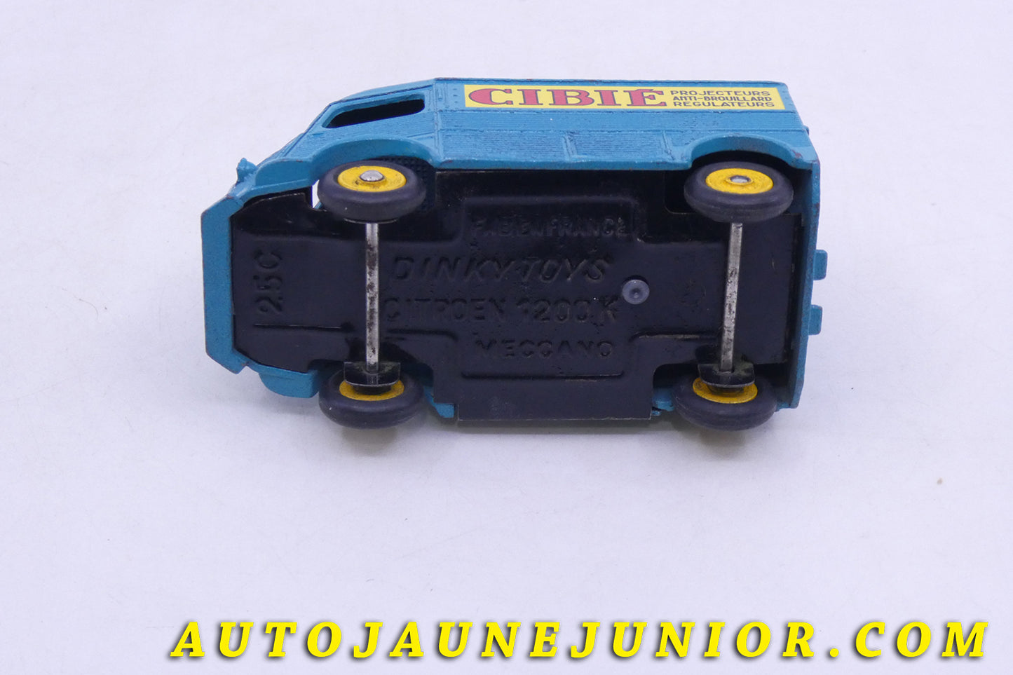 Le Dinky Toys Citroën 1200Kgs fourgon"Cibié" est en vente sur Auto Jaune Junior ! Découvrez nos collections de diecast Tekno, Politoys, Mebetoys, Mercury, Joal, Diapet, Märklin, TootsieToys.AutoJaune Junior ; Vous avez le même jouet ? Profitez de notre expertise pour vous accompagner dans la vente de vos modèles ou votre collection ! Nous achetons tous lots de miniatures ! Contactez nous !