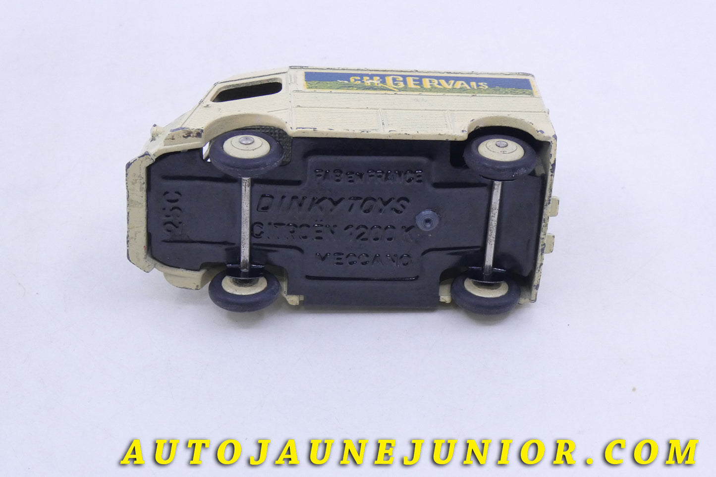 Le Dinky Toys Citroën 1200Kgs fourgon"Gervais" est en vente sur Auto Jaune Junior ! Découvrez nos collections de diecast Tekno, Politoys, Mebetoys, Mercury, Joal, Diapet, Märklin, TootsieToys.AutoJaune Junior ; Vous avez le même jouet ? Profitez de notre expertise pour vous accompagner dans la vente de vos modèles ou votre collection ! Nous achetons tous lots de miniatures ! Contactez nous !