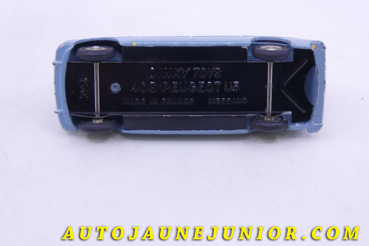 Le Dinky Toys Peugeot 403 Familale (jantes concaves !) est en vente sur Auto Jaune Junior ! Découvrez nos collections de diecast Tekno, Politoys, Mebetoys, Mercury, Joal, Diapet, Märklin, TootsieToys.AutoJaune Junior ; Vous avez le même jouet ? Profitez de notre expertise pour vous accompagner dans la vente de vos modèles ou votre collection ! Nous achetons tous lots de miniatures ! Contactez nous !
