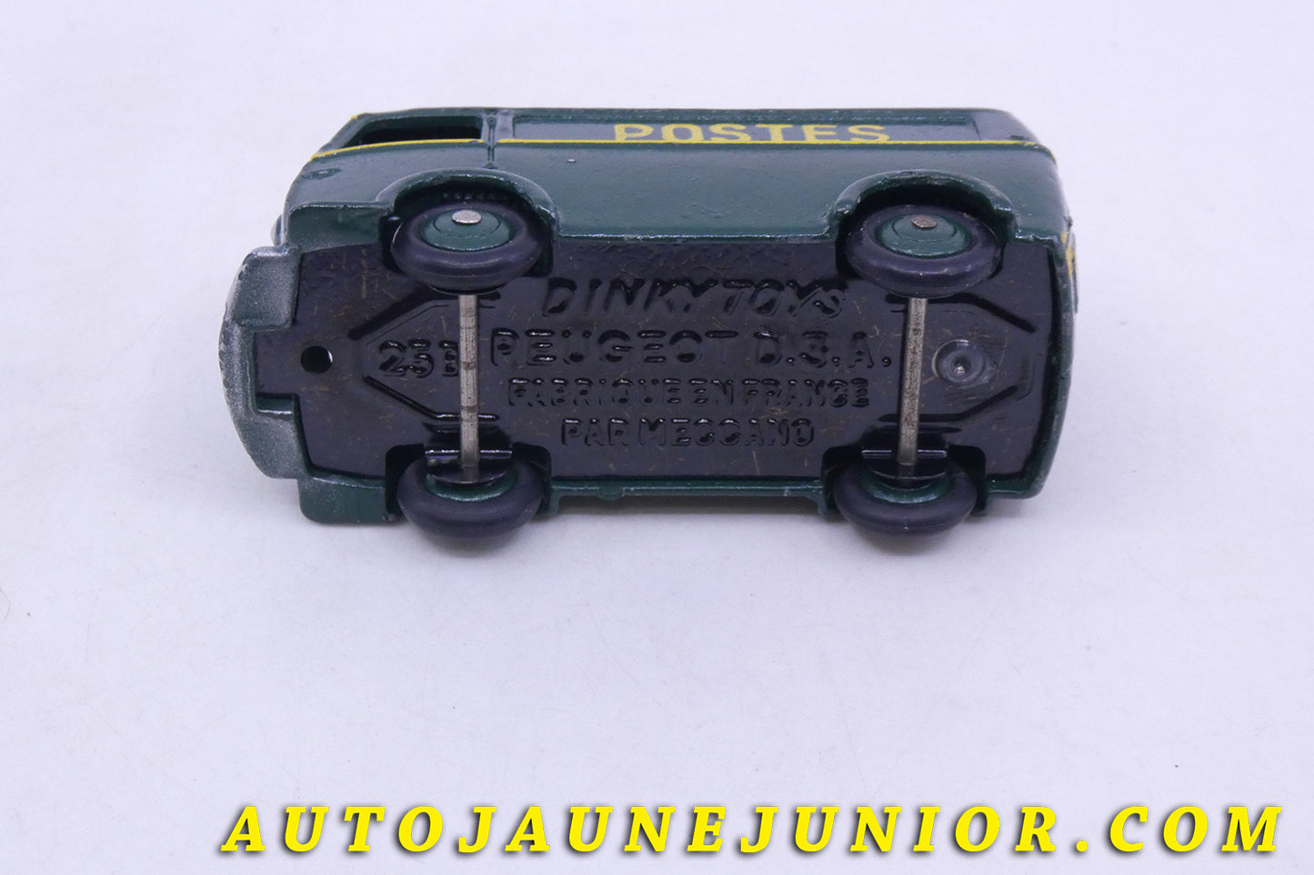 Le Dinky Toys Peugeot D3A Fourgon Postes est en vente sur Auto Jaune Junior ! Découvrez nos collections de diecast Tekno, Politoys, Mebetoys, Mercury, Joal, Diapet, Märklin, TootsieToys.AutoJaune Junior ; Vous avez le même jouet ? Profitez de notre expertise pour vous accompagner dans la vente de vos modèles ou votre collection ! Nous achetons tous lots de miniatures ! Contactez nous !